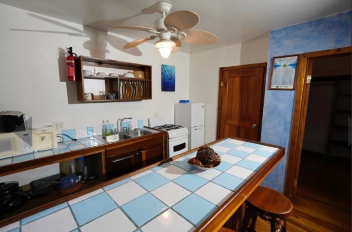 Sea Breeze Inn Вест-Энд Экстерьер фото
